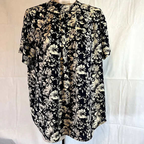 Sienna Sky Mock Neck Short Sleeve Floral Navy and White Blouse Size Medium - Picture 9 of 9
